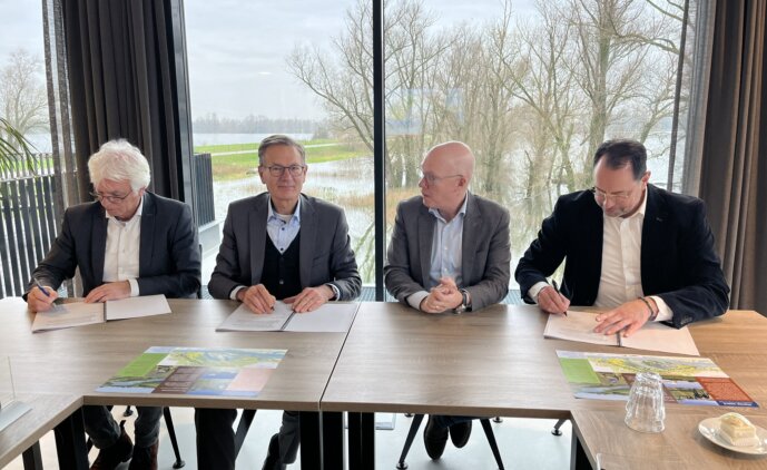 v.l.n.r. Ton Driessen (Teunesen), Sylvo Thijsen (Staatsbosbeheer), Han de Beijer & Wendy Klomp (De Beijer)